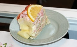 Un morceau de gâteau de sandwich avec les saumons et la crevette photo libre de droits Un morceau de gâteau de sandwich avec les saumons et la crevette photo libre de droits