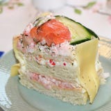 Un morceau de gâteau de sandwich avec les saumons et la crevette photographie stock libre de droits Un morceau de gâteau de sandwich avec les saumons et la crevette photographie stock libre de droits