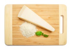 Un morceau de parmesan et de fromage râpé sur le fond de blanc de planche à découper Image stock Un morceau de parmesan et de fromage râpé sur le fond de blanc de planche à découper Image stock