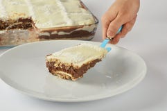 Un morceau masculin de portion de main de gâteau fait maison images stock Un morceau masculin de portion de main de gâteau fait maison images stock