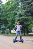 Un muchacho monta el gyroscooter Imágenes de archivo libres de regalías Un muchacho monta el gyroscooter Imágenes de archivo libres de regalías