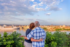Un ménage marié, un mari et une épouse se tiennent, embrassement et regard photographie stock libre de droits Un ménage marié, un mari et une épouse se tiennent, embrassement et regard photographie stock libre de droits