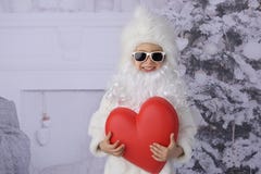 Un niño con los regalos de Navidad y el árbol de navidad fotografía de archivo Un niño con los regalos de Navidad y el árbol de navidad fotografía de archivo