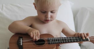 Un niño lindo toca secuencias en un instrumento musical almacen de metraje de vídeo Un niño lindo toca secuencias en un instrumento musical almacen de metraje de vídeo