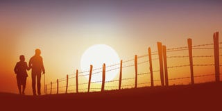 Un nostálgico retiró pares, camina en una trayectoria en la puesta del sol libre illustration Un nostálgico retiró pares, camina en una trayectoria en la puesta del sol libre illustration