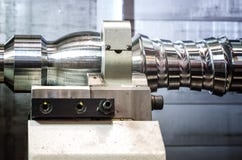 Un objeto del metal afianzado con abrazadera en la máquina del CNC de la tirada del torno Profundidad del campo baja foto de archivo libre de regalías Un objeto del metal afianzado con abrazadera en la máquina del CNC de la tirada del torno Profundidad del campo baja foto de archivo libre de regalías