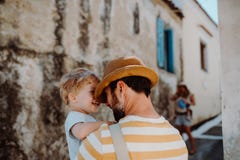 Un padre che tiene un figlio del bambino in città sulla vacanza estiva fotografie stock libere da diritti Un padre che tiene un figlio del bambino in città sulla vacanza estiva fotografie stock libere da diritti