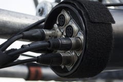 Un panel de los conectores del enchufe de XLR El conector XLR es un estilo del empalme eléctrico, encontró sobre todo en audio pr imágenes de archivo libres de regalías Un panel de los conectores del enchufe de XLR El conector XLR es un estilo del empalme eléctrico, encontró sobre todo en audio pr imágenes de archivo libres de regalías