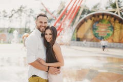 Un par joven en amor en la ciudad parquea en el verano fotografía de archivo libre de regalías Un par joven en amor en la ciudad parquea en el verano fotografía de archivo libre de regalías