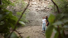 Un par mayor se coloca en el fondo de rocas almacen de metraje de vídeo Un par mayor se coloca en el fondo de rocas almacen de metraje de vídeo