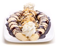 Un parfait de glace de banana split de la partie antérieure d'isolement sur le fond blanc photographie stock libre de droits Un parfait de glace de banana split de la partie antérieure d'isolement sur le fond blanc photographie stock libre de droits