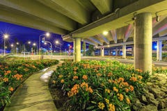 Un passage supérieur d'autoroute/route embelli avec les usines fleurissantes photographie stock libre de droits Un passage supérieur d'autoroute/route embelli avec les usines fleurissantes photographie stock libre de droits