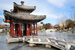 Un pavillon dans un jardin traditionnel historique de Pékin, Chine en hiver, pendant la nouvelle année chinoise Photo stock Un pavillon dans un jardin traditionnel historique de Pékin, Chine en hiver, pendant la nouvelle année chinoise Photo stock