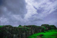 Un paysage du mur du fort dans le maharashtra, Inde photographie stock Un paysage du mur du fort dans le maharashtra, Inde photographie stock