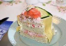 Un pedazo de torta del bocadillo con los salmones y el camarón imagen de archivo Un pedazo de torta del bocadillo con los salmones y el camarón imagen de archivo