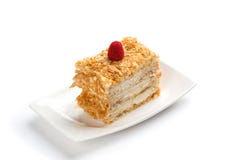 Un pedazo de torta napoleon adornado con la frambuesa en una placa rectangular blanca en un fondo blanco aislado imagenes de archivo Un pedazo de torta napoleon adornado con la frambuesa en una placa rectangular blanca en un fondo blanco aislado imagenes de archivo