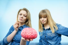 Un pensiero di due amici delle donne Immagine Stock Un pensiero di due amici delle donne Immagine Stock