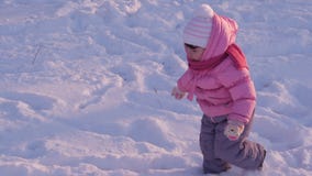 Un pequeño niño que juega en la nieve almacen de metraje de vídeo Un pequeño niño que juega en la nieve almacen de metraje de vídeo