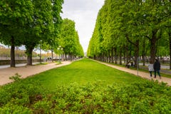 Un pequeño parque a lo largo del río Sena en París, Francia imagen de archivo Un pequeño parque a lo largo del río Sena en París, Francia imagen de archivo