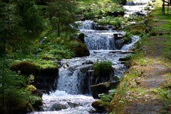 Un pequeño río de la montaña en las montañas de los Cárpatos fotos de archivo libres de regalías Un pequeño río de la montaña en las montañas de los Cárpatos fotos de archivo libres de regalías