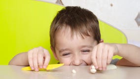 Un petit enfant moule de la pâte à modeler une figure à la fin de table Portrait d'un garçon montrant des émotions : bonheur, am banque de vidéos Un petit enfant moule de la pâte à modeler une figure à la fin de table Portrait d'un garçon montrant des émotions : bonheur, am banque de vidéos
