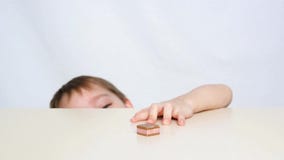 Un petit garçon est jeu, se cachant sous la table La main de l'enfant apparaît de dessous la table et sort a banque de vidéos Un petit garçon est jeu, se cachant sous la table La main de l'enfant apparaît de dessous la table et sort a banque de vidéos