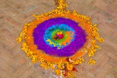 Un petit mandala coloré avec des fleurs et une bougie dans la rue pour les vacances Diwali photo stock Un petit mandala coloré avec des fleurs et une bougie dans la rue pour les vacances Diwali photo stock