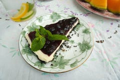 Un pezzo di torta di formaggio deliziosa del mirtillo di freschezza ? dessert al forno dolce del forno immagini stock Un pezzo di torta di formaggio deliziosa del mirtillo di freschezza ? dessert al forno dolce del forno immagini stock
