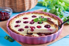 Un pezzo di torta di formaggio della torta con il materiale da otturazione della ciliegia immagine stock Un pezzo di torta di formaggio della torta con il materiale da otturazione della ciliegia immagine stock