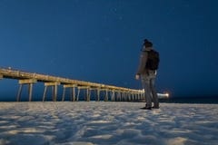 Un photographe photographie le ciel de nuit photo stock Un photographe photographie le ciel de nuit photo stock