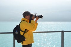 Un photographe prenant des photos près du lac image libre de droits Un photographe prenant des photos près du lac image libre de droits
