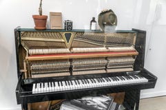 Un piano con la cima op dei vari oggetti del piano immagini stock libere da diritti Un piano con la cima op dei vari oggetti del piano immagini stock libere da diritti