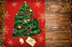 Un piccolo albero di Natale di lamé, dei dadi, dei nastri e degli ornamenti Regalo per un albero di Natale, un orologio d'annata immagini stock Un piccolo albero di Natale di lamé, dei dadi, dei nastri e degli ornamenti Regalo per un albero di Natale, un orologio d'annata immagini stock