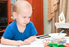 Un piccolo bambino ha fatto un fronte immagine stock libera da diritti Un piccolo bambino ha fatto un fronte immagine stock libera da diritti