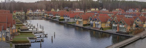 Un piccolo villaggio con i cottage di estate in Germania vicino il lago fotografia stock Un piccolo villaggio con i cottage di estate in Germania vicino il lago fotografia stock