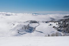Un piccolo villaggio sopra una montagna nevosa con un chiaro cielo blu un giorno soleggiato fotografie stock libere da diritti Un piccolo villaggio sopra una montagna nevosa con un chiaro cielo blu un giorno soleggiato fotografie stock libere da diritti
