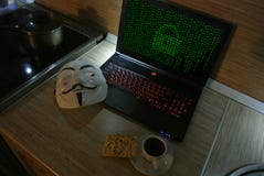 Un pirate informatique anonyme essaye de fendre la protection du système d'exploitation du ` s image libre de droits Un pirate informatique anonyme essaye de fendre la protection du système d'exploitation du ` s image libre de droits
