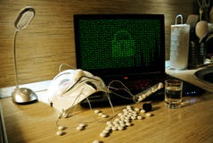 Un pirate informatique anonyme essaye de fendre la protection du système d'exploitation du ` s images stock Un pirate informatique anonyme essaye de fendre la protection du système d'exploitation du ` s images stock