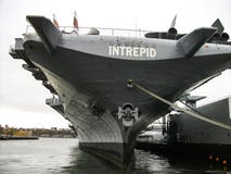 un più aircraftcarrier sul pilastro al museo fotografie stock libere da diritti un più aircraftcarrier sul pilastro al museo fotografie stock libere da diritti
