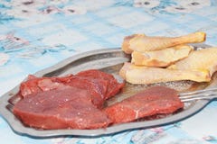 Un plato con la carne creída, cocinar con la barbacoa imagenes de archivo Un plato con la carne creída, cocinar con la barbacoa imagenes de archivo