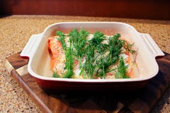 Un plato de los salmones colocados en un plato que se hará en gravlax fotografía de archivo libre de regalías Un plato de los salmones colocados en un plato que se hará en gravlax fotografía de archivo libre de regalías