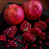 Un poco de fruta roja jugosa madura de la granada en la placa Gran del Punica Imágenes de archivo libres de regalías Un poco de fruta roja jugosa madura de la granada en la placa Gran del Punica Imágenes de archivo libres de regalías