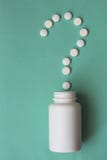 Un point d'interrogation, présenté des pilules et d'une bouteille en plastique blanche sur un fond bleu Concept MÉDICAL images libres de droits Un point d'interrogation, présenté des pilules et d'une bouteille en plastique blanche sur un fond bleu Concept MÉDICAL images libres de droits