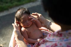 Un portrait d'un garçon 42 d'un jour né dans une naissance de lotus avec sa mère À la différence des bébés généralement le cordon photo stock Un portrait d'un garçon 42 d'un jour né dans une naissance de lotus avec sa mère À la différence des bébés généralement le cordon photo stock