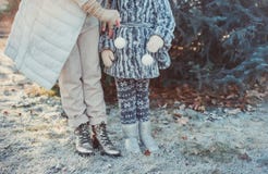 Un portrait d'une famille heureuse : une jeune belle femme avec sa petite fille mignonne marchant en parc de ville d'hiver photos stock Un portrait d'une famille heureuse : une jeune belle femme avec sa petite fille mignonne marchant en parc de ville d'hiver photos stock