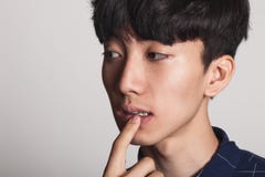 Un portrait de studio d'un jeune homme asiatique qui est préoccupé et profond dans la pensée images stock Un portrait de studio d'un jeune homme asiatique qui est préoccupé et profond dans la pensée images stock