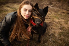 Un portrait merveilleux d'une fille et de son chien avec les yeux color?s Les amis posent sur le rivage du lac images libres de droits Un portrait merveilleux d'une fille et de son chien avec les yeux color?s Les amis posent sur le rivage du lac images libres de droits