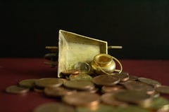 Un pot d'or et d'une pierre gemme en cristal sur le sort de pièces de monnaie d'argent photographie stock Un pot d'or et d'une pierre gemme en cristal sur le sort de pièces de monnaie d'argent photographie stock
