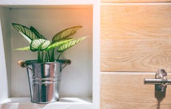 Un pot en bois est placé dans le mur d'un beau modèle en bois photo stock Un pot en bois est placé dans le mur d'un beau modèle en bois photo stock