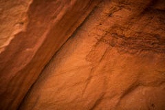 Un primer hermoso de los acantilados de una piedra arenisca en Letonia Modelo cercano de las formaciones de una arena Cuevas de l Fotografía de archivo Un primer hermoso de los acantilados de una piedra arenisca en Letonia Modelo cercano de las formaciones de una arena Cuevas de l Fotografía de archivo